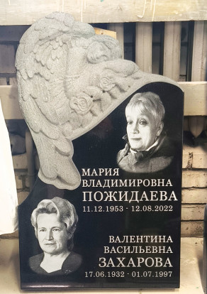 Гранитный резной памятник СВ-147 с фрезерованной скульптурой скорбящего ангела
