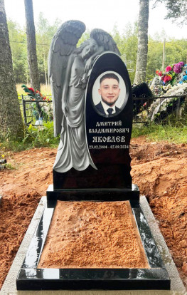 Гранитный памятник СВ-341 с вырезанным из камня большим скорбящим ангелом