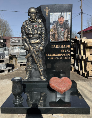 Гранитный памятник участнику СВО СВ-162 с фрезерованной скульптурой солдата