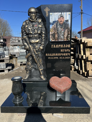 Гранитный памятник участнику СВО СВ-177 с фрезерованной скульптурой солдата