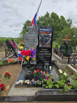 Гранитный резной памятник участнику СВО СВ-188 с фрезерованной скульптурой солдата