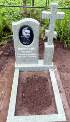 Элитный гранитный памятник с резным крестом на тумбе СВ-80
