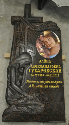 Гранитный резной памятник СВ-158 с фрезерованной скульптурой скорбящего ангела
