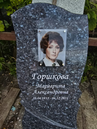 Вертикальный гранитный памятник СВ-150 с резными формами