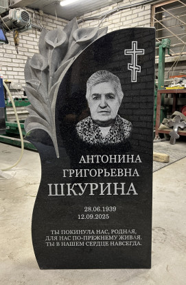 Резной гранитный памятник СВ-232 с букетом цветов каллы