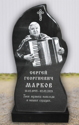 Элитный надгробный памятник из черного карельского гранита Габбро-диабаз с большим гравированным портретом усопшего с аккордеоном