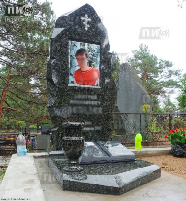 Эксклюзивный резной памятник из зелёного гранита с вставкой портрета на керамике "алмаз" (ОРП 105)
