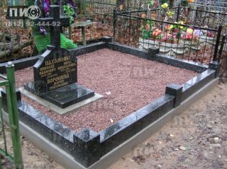 Надгробный комплекс из гранита (пироксенита) с гранитной оградой