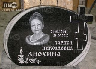 Оригинальный горизонтальный памятник из габбро-диабаза