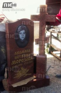 Надгробный памятник из гранита Сюскюянсаари с крестом гранитным