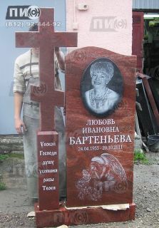 Надгробный памятник из гранита Сюськюянсаари с крестом гранитным