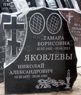 Надгробный памятник-скала из карельского габбро-диабаза