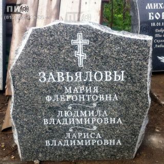 Надгробный памятник-скала из гранита Каменногорский