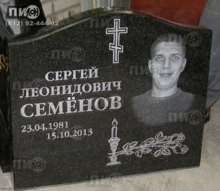 Гранитное надгробие с гравированным портретом