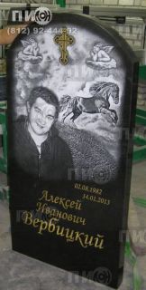 Памятник вертикальный из гранита с пейзажем
