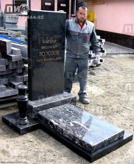 Надгробный комплекс из гранитов разных месторождений Северо-запада России