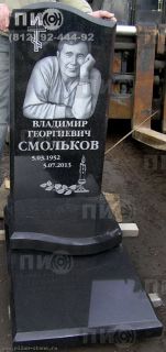 Памятник гранитный с разноуровневыми надгробными плитами