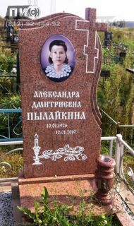 Надгробный памятник из красного гранита Желтау-красный с портретом на фотокерамике и вырезанным крестом.