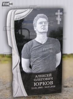 Памятник вертикального исполнения из чёрного гранита с вырезанной плащаницей.
