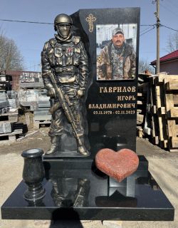 Памятник воину с фрезерованной скульптурой