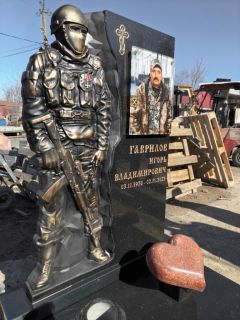 Фрезерованная скульптура воина на мемориале участнику СВО